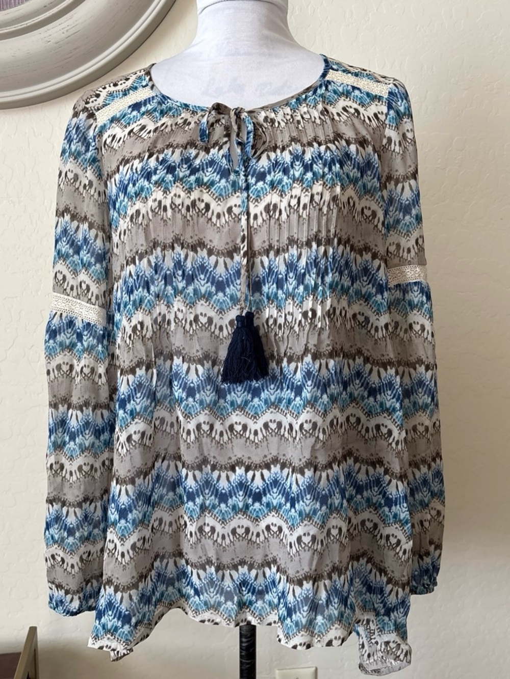 Sundance Blue, Gray & White Patterned Peasant 109% silk Blouse with Tassel Tie L